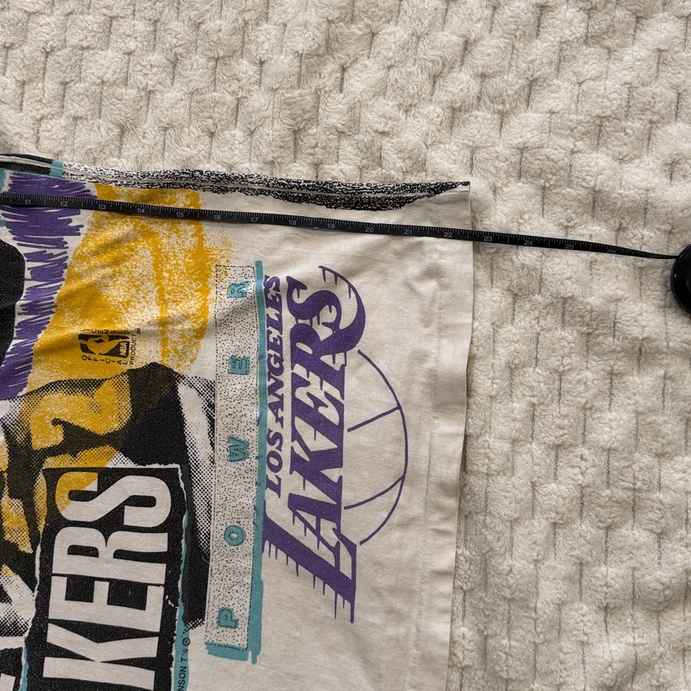 Vintage Kids Lakers Graphic T-Shirt - White (M) or Vintage Women’s (S)🏀 - Picture 6 of 6